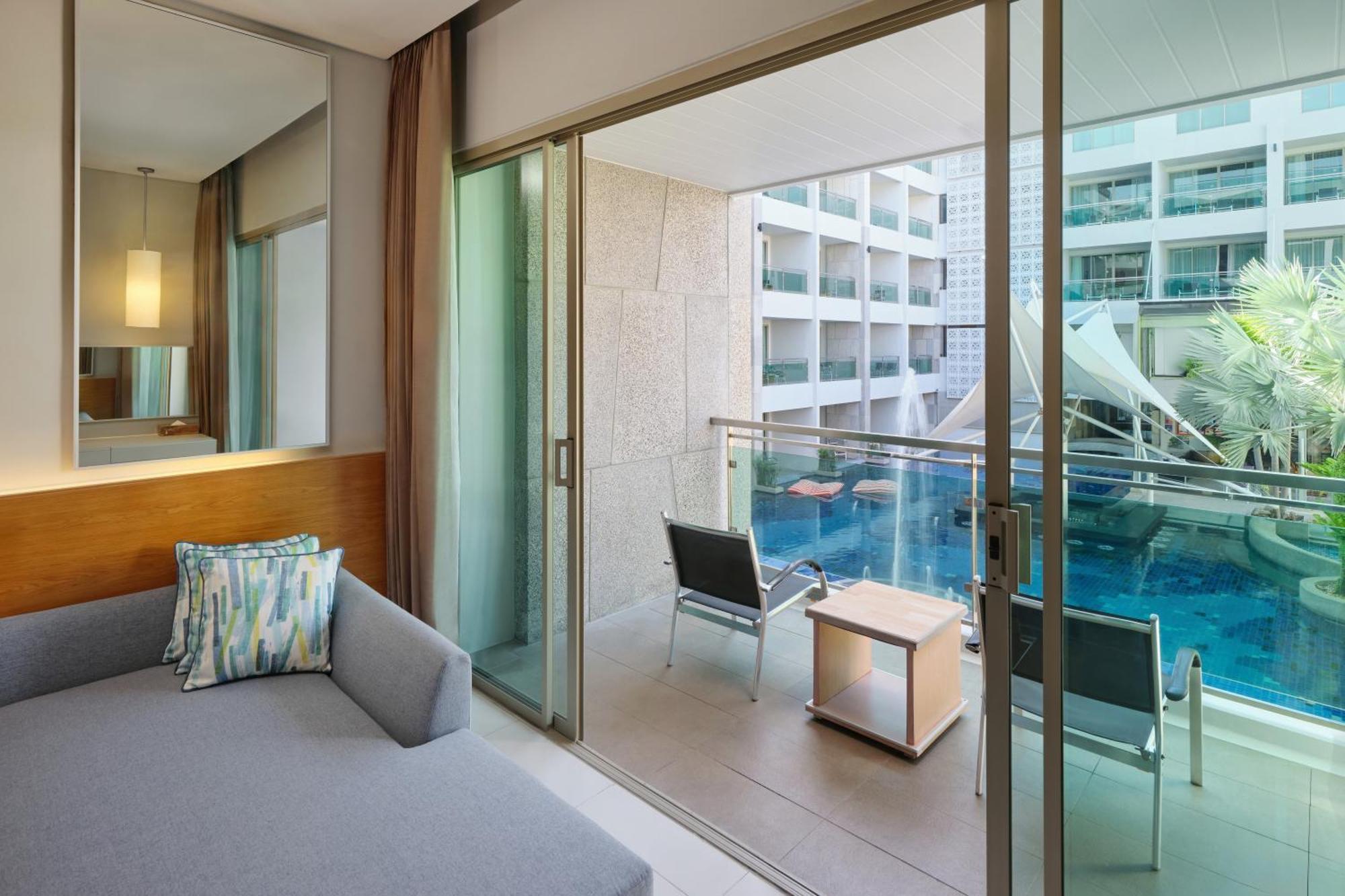 Deluxe Pool View [Twin]