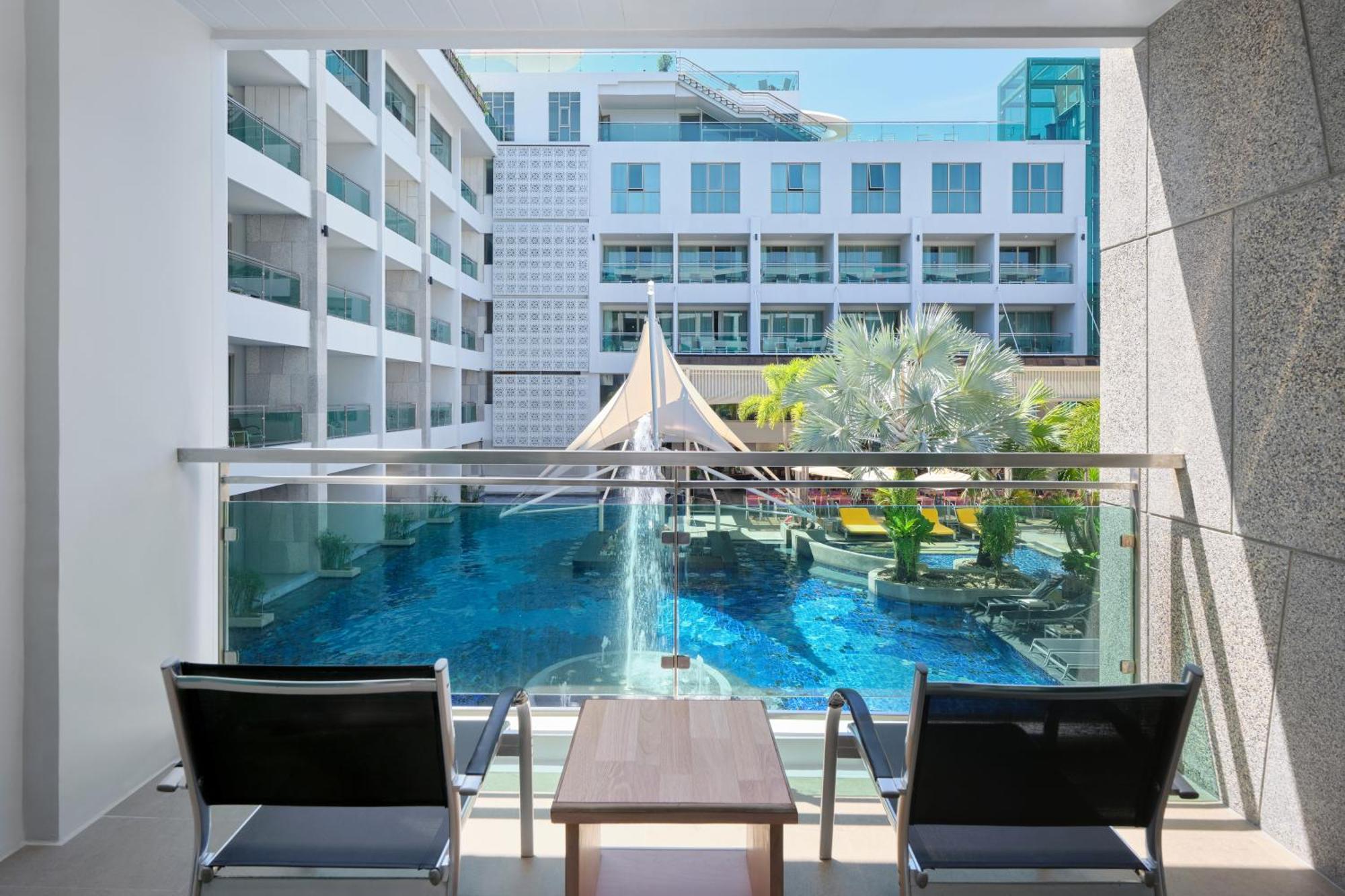 Deluxe Pool View [Twin]
